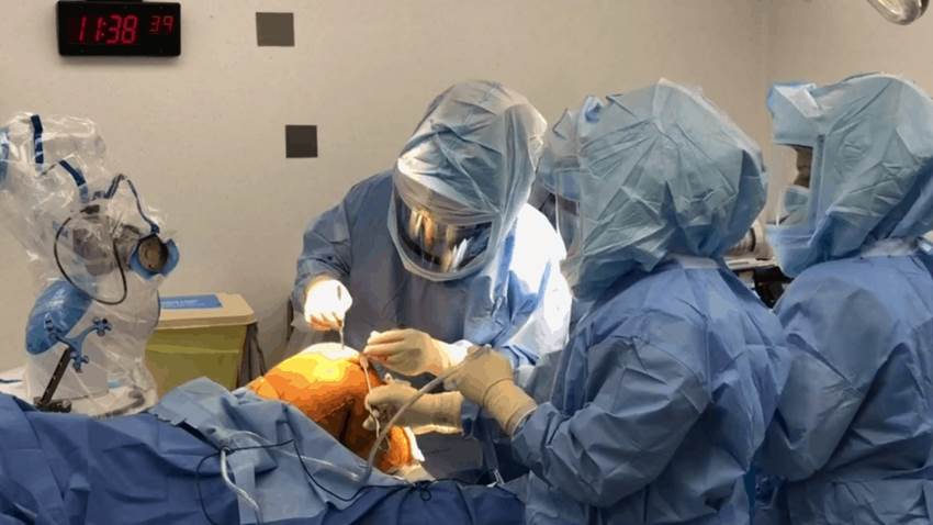 Exitoso procedimiento de reemplazo de rodilla gracias la revolución del robot rosa