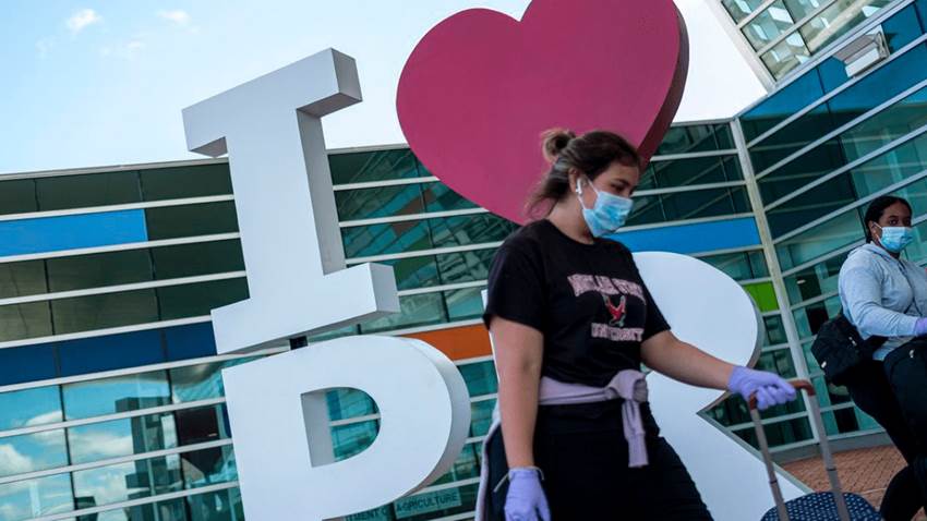 Escasean pruebas para detectar COVID-19 en laboratorios y reportan odisea en aeropuerto de Puerto Rico