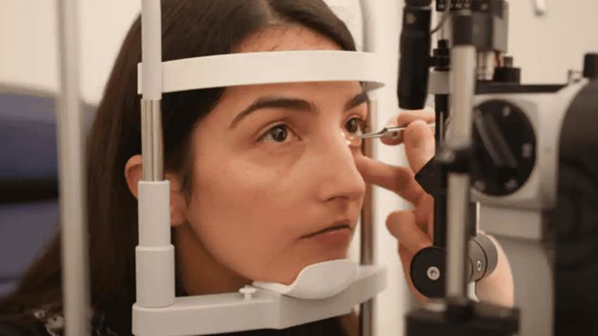 Mujer recupera la visión gracias a una cirugía láser guiada por inteligencia artificial