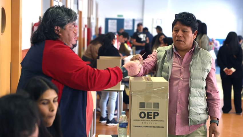 Los bolivianos en España también giran a la derecha: “El populismo se volvió insostenible”