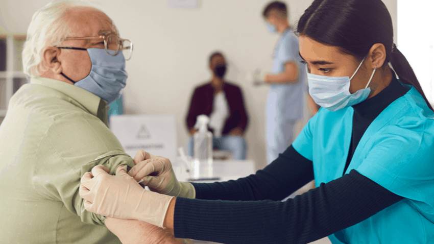 Combinar dos vacunas diferentes contra el COVID-19 multiplica las reacciones adversas, reveló estudio