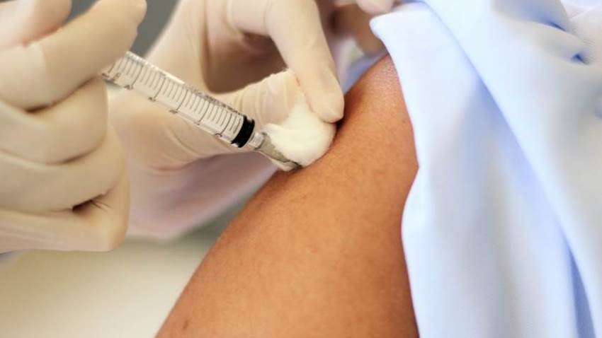 Por qué las vacunas contra el COVID-19 se ponen en el brazo y no en otras partes del cuerpo
