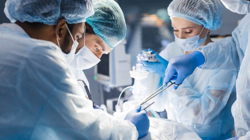 Realizan histórico trasplante doble de brazos y hombros en Francia