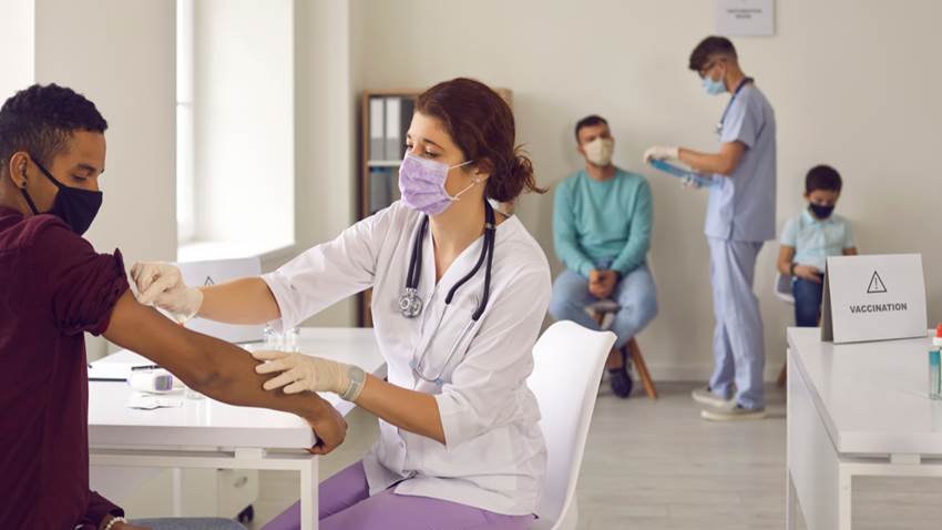 Protocolos de vacunación en Indonesia dan prioridad a jóvenes y no a personas de tercera edad