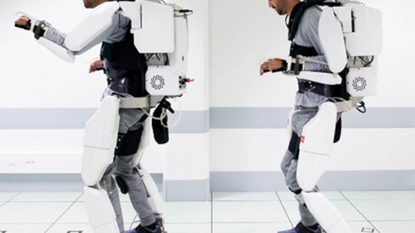 Joven tetrapléjico logra caminar gracias a un exoesqueleto conectado al cerebro