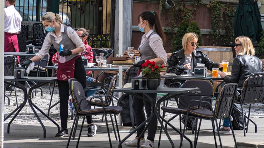 Cambio abrupto de la guía de los CDC elimina las referencias a la transmisión aérea del COVID-19