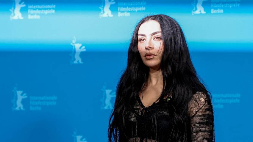 Charli XCX revoluciona la Berlinale: “Siento que estoy empezando en el cine”