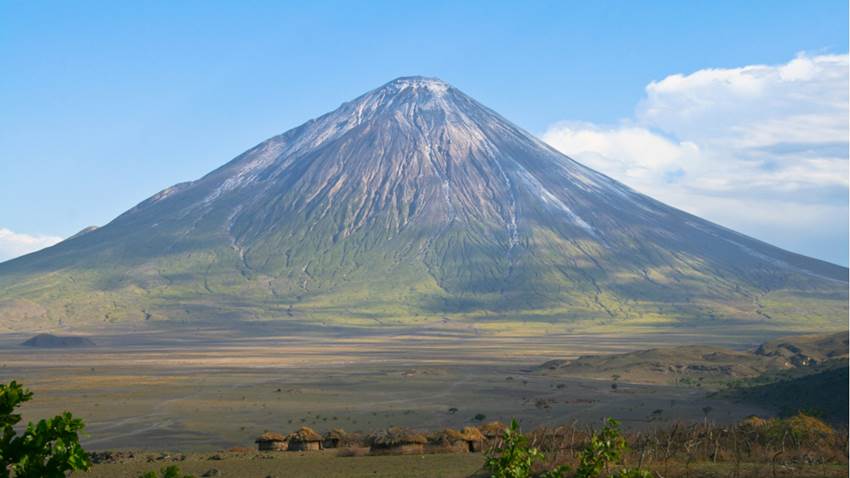 El volcán más raro del mundo arroja lava negra en lugar de roja: te explicamos el fenómeno