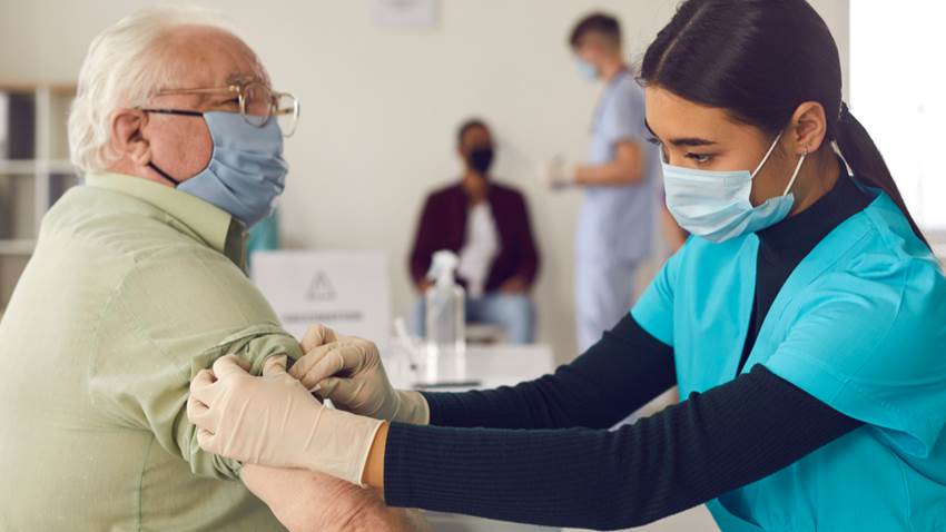 Personas pueden contraer COVID-19 entre la primero y la segunda dosis de la vacuna
