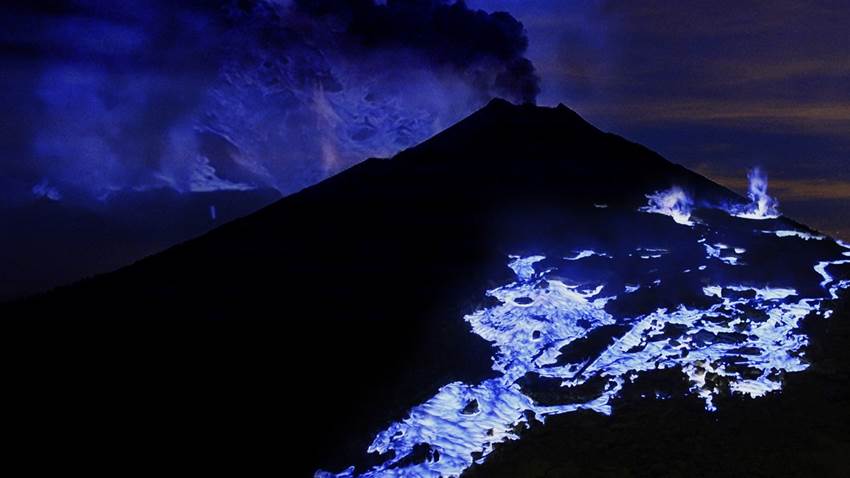 Hay un volcán que arroja lava azul y es tan impactante que parece de otro planeta: fotos