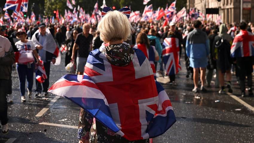 La extrema derecha exhibe músculo en Londres con una marcha de 110.000 manifestantes