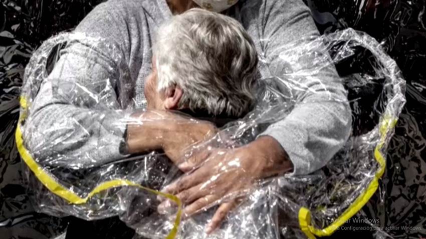 Los abrazos impactantes de la pandemia, imagen del año en World Press Photo
